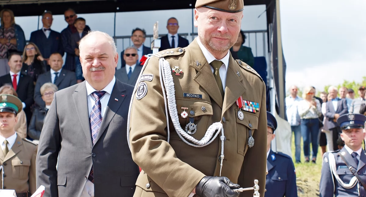 Symboliczne wbicie gwoździa w sztandar przez dowódcę 20. Przemyskiej BOT płk. Daniela Błotkę. Fot. Mariusz Godos
