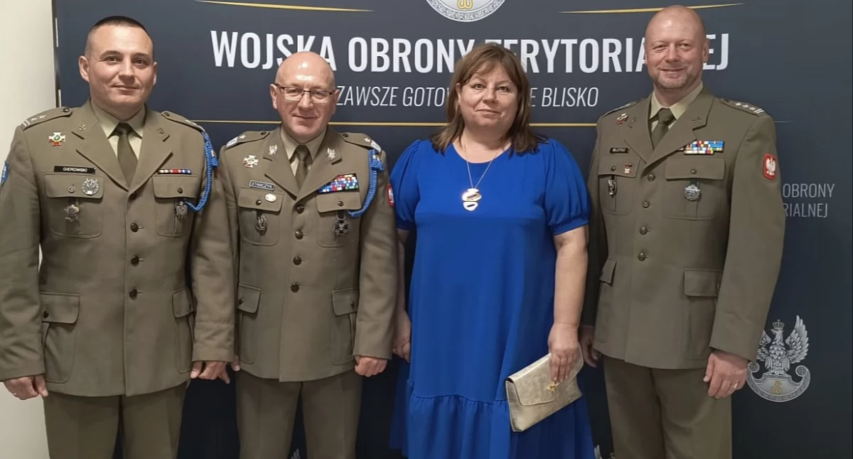 Dyrektor ZS w Lubaczowie Barbara Kurek razem z innymi finalistami konkursu „Pracodawca przyjazny WOT” zaproszona została przez dowódcę Wojsk Obrony Terytorialnej gen. bryg. dra Krzysztofa Stańczyka (drugi z lewej) na finał jego 3. edycji, który odbył się w Zegrzu./ FOT. ZS w Lubaczowie