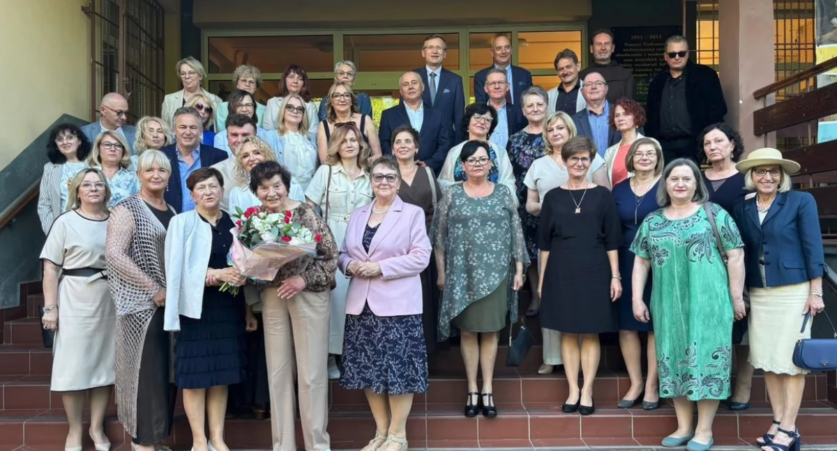 Zjazdy absolwentów pozwalają na powrót do przeszłości i przypomnienie sobie szkolnych czasów. Nie inaczej było podczas spotkania rocznika 1985./ FOT. I LO w Przeworsku