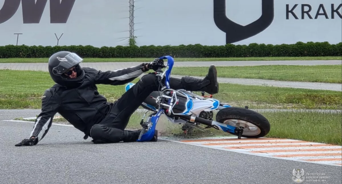 Przemyscy żołnierze nauczyli się m.in. prawidłowej pozycji na motocyklu podczas pokonywania zakrętów i utrzymywania odpowiedniego toru jazdy w zakręcie czy bezpiecznego hamowania. Fot. 20. PBOT