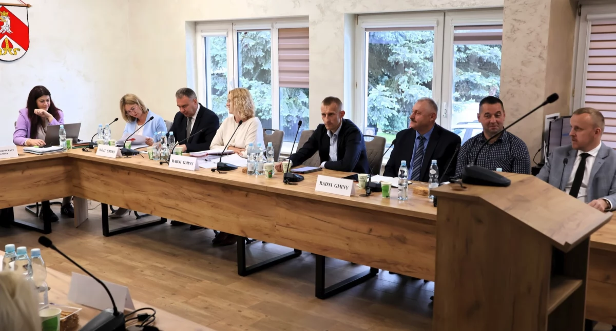 Na ostatniej sesji radni gminy Radymno przyjęli stanowisko wyrażające stanowczy sprzeciw wobec planów lokalizacji, budowy i eksploatacji turbin wiatrowych na jej terenie. W jego treści wyrazili liczne obawy mieszkańców związane z lokowaniem takich inwestycji na terenie lokalnego samorządu./ FOT. UG Radymno