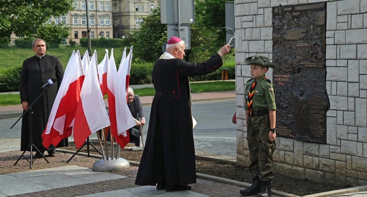 Do oficjalnego odsłonięcia i poświęcenia tablicy doszło 7 czerwca br. Symbolicznego odsłonięcia dokonali wspólnie członek stowarzyszenia Anna Hayder, przeor klasztoru Karmelitów Bosych w Przemyślu o. Krzysztof Górski oraz prezydent miasta Wojciech Bakun. Tablicę poświęcił metropolita przemyski abp Adam Szal. Fot. UM Przemyśl