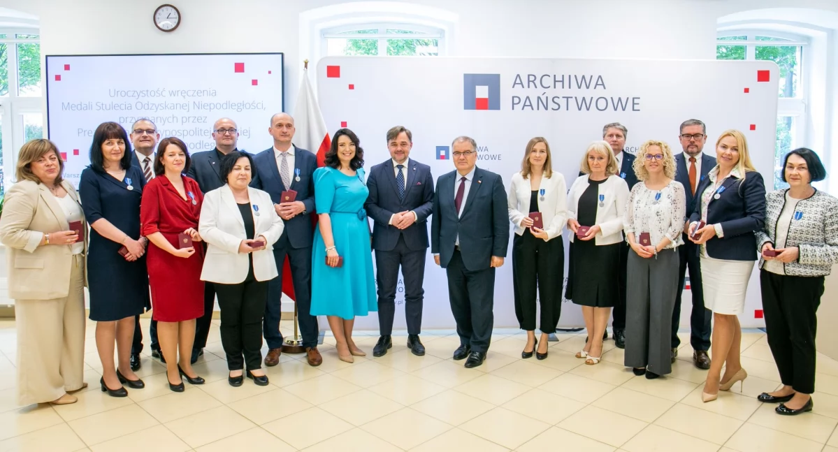 Medale Stulecia Odzyskanej Niepodległości odebrało łącznie 15 osób z całej Polski. Wśród nich znalazły się dwie z Archiwum Państwowego w Przemyślu. To dyrektor tej instytucji Elżbieta Laska oraz jej pracownik Agnieszka Bobowska-Hryniewicz. Fot. zbiory własne