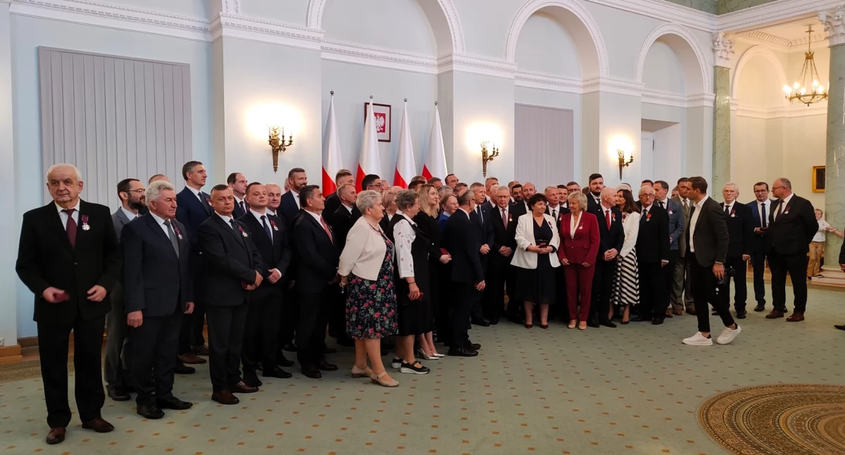 11 czerwca br. prezydent Polski Andrzej Duda nadał odznaczenia państwowe osobom zasłużonym dla samorządu terytorialnego w Polsce. W tym szacownym gronie znalazło się siedmiu samorządowców z naszego regionu. Fot. zbiory własne