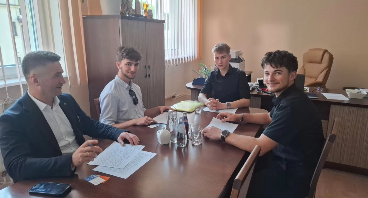 Młodzi jarosławianie chcą przekonać spółkę PWiK do rozważenia ich pomysłu na nową linię autobusową, która połączyłaby: Centrum Przesiadkowe, Bulwary nad Sanem i przystanek przy ul. Krakowskiej, obok restauracji McDonald’s.  / FOT. PWiK Jarosław