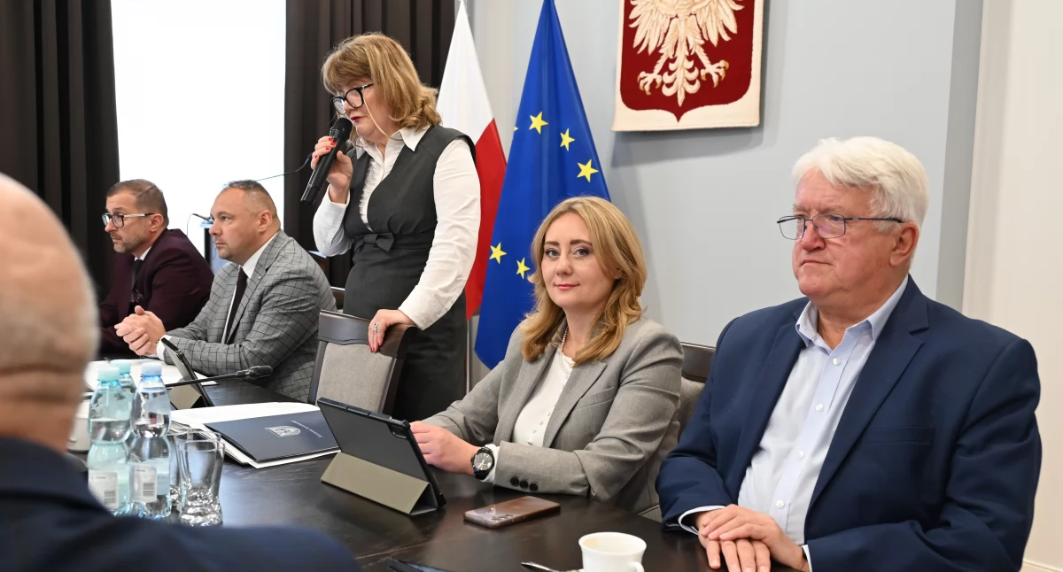 Na sesji Rady Powiatu Jarosławskiego zdecydowano o nagradzaniu zdolnych młodych ludzi, realizujących swoje pasje, uczęszczających do szkół ponadpodstawowych na terenie powiatu jarosławskiego. / FOT. Starostwo Powiatowe w Jarosławiu