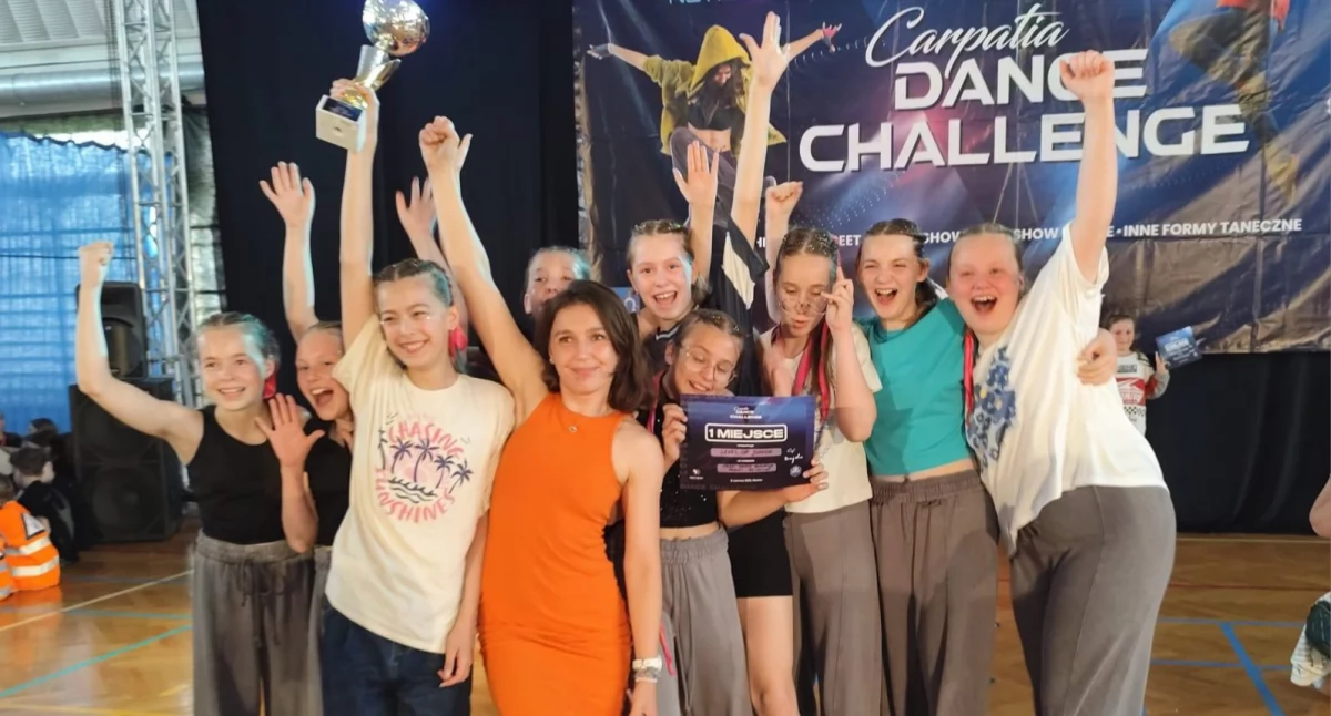 Zespół Level Up Junior, reprezentujący Gminny Ośrodek Kultury w Horyńcu-Zdroju w ogólnopolskim konkursie Carpatia Dance Challenge w Muninie zajął 1. miejsce na podium./ FOT. GOK Horyniec-Zdrój