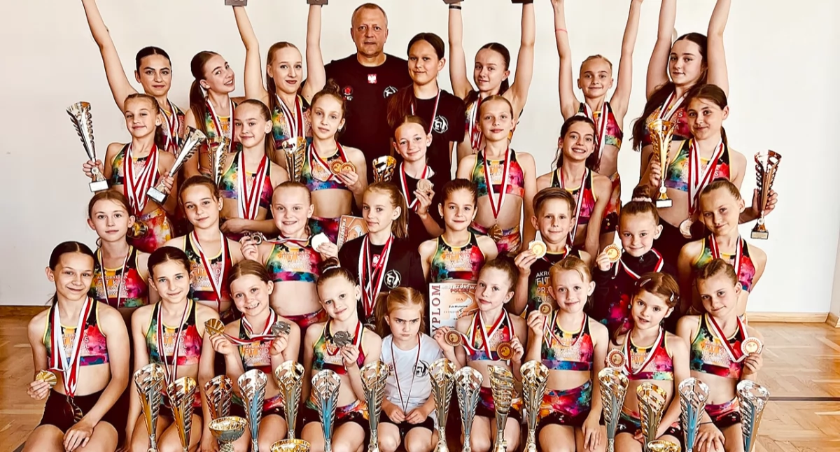 Ekipa Akrobatyka Fit Kid Przemyśl zaprezentowała się w Lublińcu znakomicie. Przywiozła do domu wór medali. Fot. zbiory własne