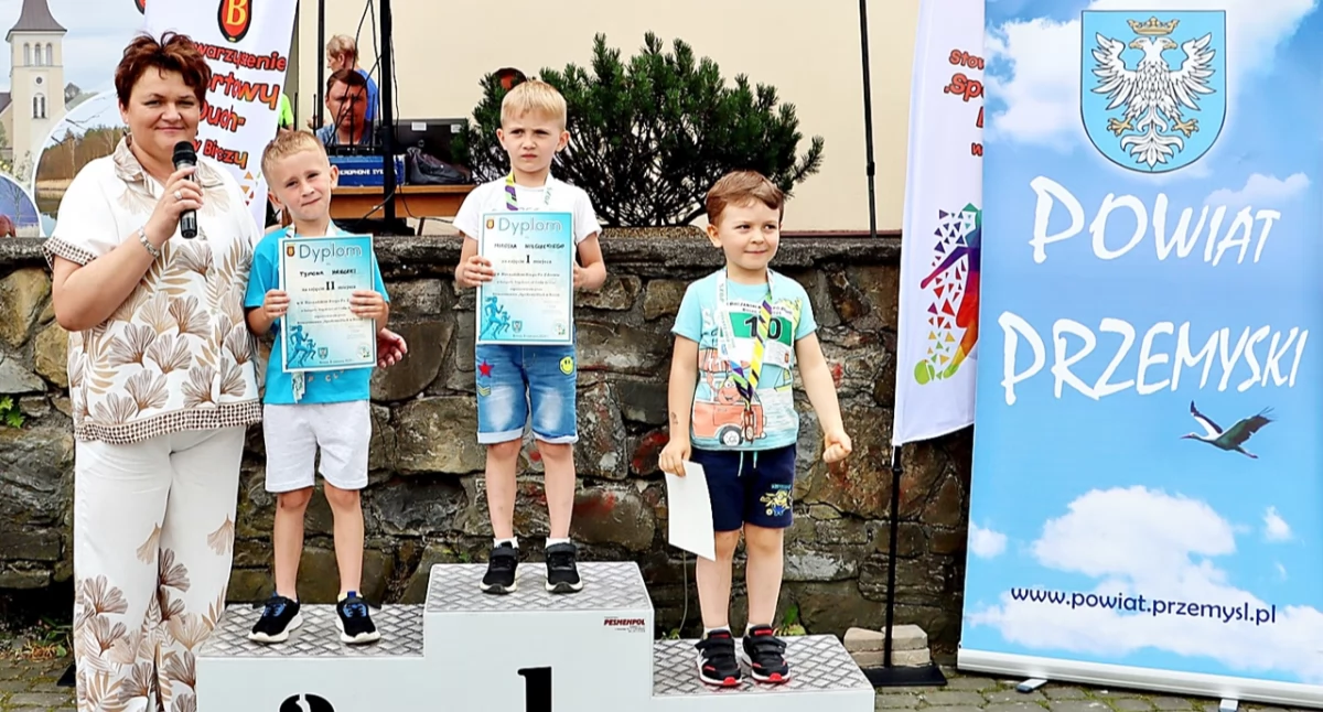 Podczas imprezy w Birczy rozegrano biegi w wielu kategoriach wiekowych. Burmistrz Anna Szymaszek z uśmiechem wręczała trofea najmłodszym. Fot. UG Bircza