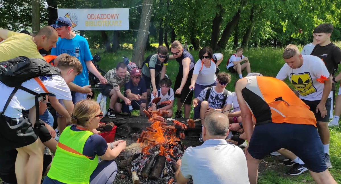 Po przejażdżce na uczestników czekały odjazdowe atrakcje: zwiedzanie fortu z przewodnikiem, ognisko z pieczeniem kiełbasek oraz biesiadowanie przy dźwiękach gitar i ze śpiewem najpopularniejszych piosenek turystycznych. 