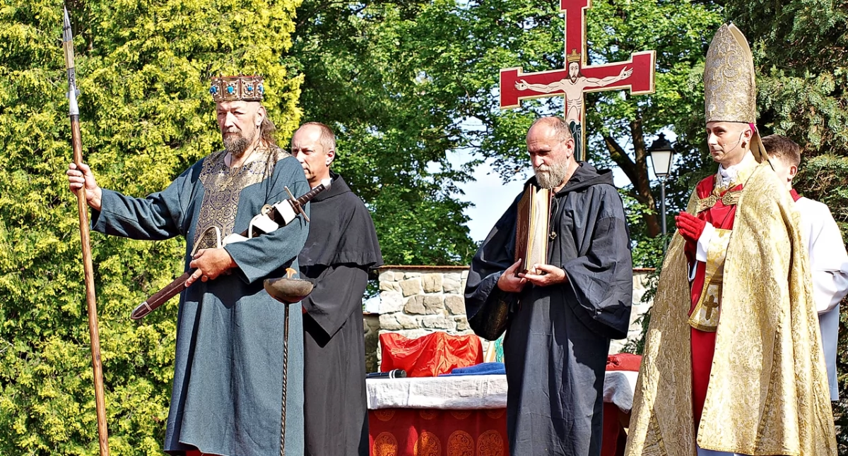 Głównym punktem uroczystości była inscenizacja – po 1000 lat – koronacji Bolesława Chrobrego na pierwszego króla Polski. Fot. Mariusz Godos