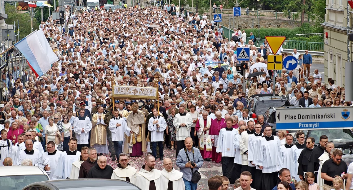W eucharystycznej procesji ulicami Przemyśla wzięło udział kilka tysięcuy wiernych. Fot. Mariusz Godos