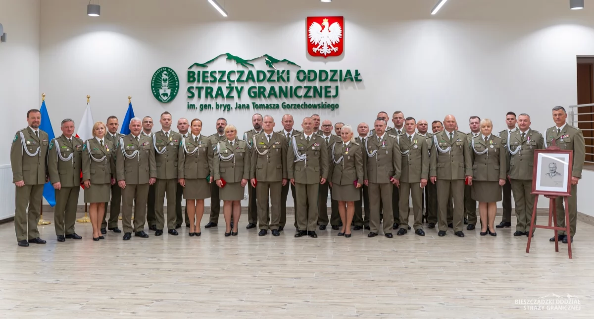 Podczas uroczystego apelu, w którym uczestniczyła kadra kierownicza na czele z komendantem oddziału gen. bryg. SG Tomaszem Zybińskim, wręczone zostały medale, odznaczenia resortowe, odznaki straży granicznej oraz wyróżnienia. Fot. BiOSG Przemyśl