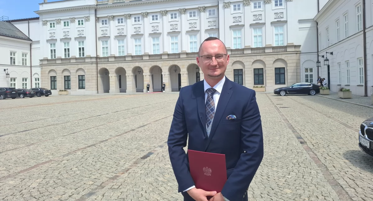 16 czerwca br. przemyślanin Tomasz Pudłocki otrzymał z rąk prezydenta Polski akt nadania tytułu profesora. Fot. zbiory własne
