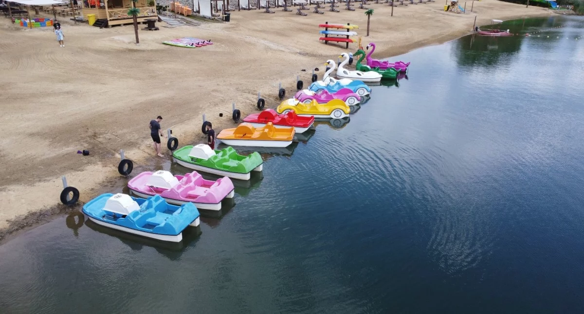 W województwie podkarpackim jeszcze nie wszystkie kąpieliska otworzyły sezon. Wśród tych, które już oferują bezpieczny wypoczynek nad wodą, jest Plaża Ostrów w pow. przemyskim, która wystartowała 15 czerwca i będzie gościć plażowiczów do końca sierpnia./ FOT. FB Plaża Ostrów