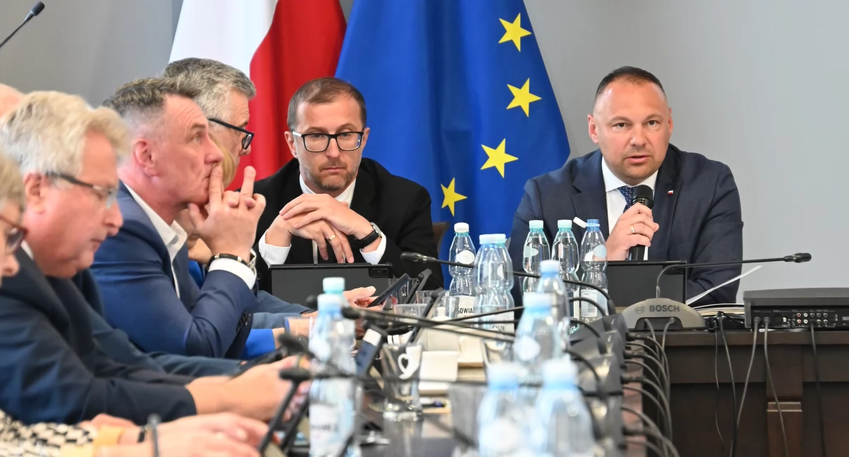 Za jednomyślność radnych starosta K. Dziukiewicz podziękował w krótkim wystąpieniu. – To duży mandat zaufania dla nas wszystkich. W tej kadencji postawiłem na dialog, dlatego jest to nasza wspólna zasługa, że idziemy do przodu. Przedstawiony budżet, zakładający sporo inwestycji, będziemy się starali wspólnie realizować. Jestem przekonany, że posłużą one mieszkańcom powiatu – podsumował wynik głosowania nad absolutorium./ FOT. Starostwo Powiatowe w Jarosławiu