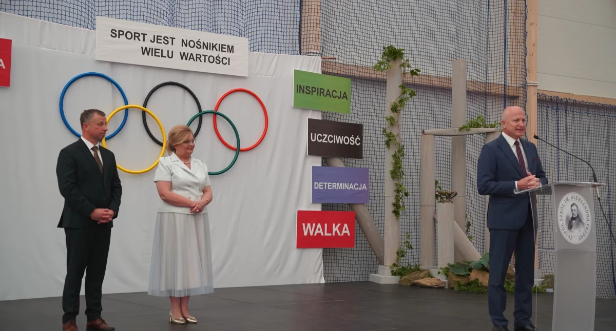 Gratulacje wszystkim zaangażowanym w realizację przedsięwzięcia złożył  m.in. dyrektor przemyskiej delegatury Kuratorium Oświaty w Rzeszowie Tomasz Dziumak./ FOT. Starostwo Powiatowe w Przemyślu