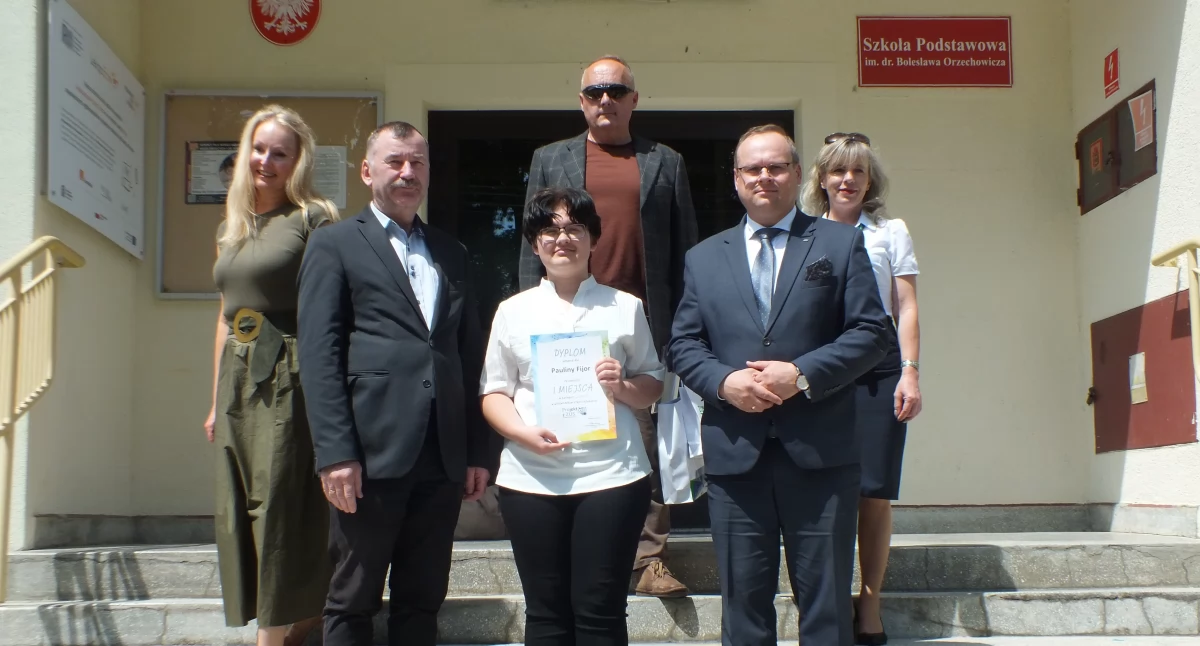 Uczennica Szkoły Podstawowej im dra Bolesława Orzechowicza w Kalnikowie Paulina Fijor odebrała nagrodę za 1. miejsce w środę, 18 czerwca, w swojej szkole. Na zdjęciu od lewej stoją: opiekun projektu ZUS w województwie podkarpackim Alicja Kochanowicz-Grabuś, dyrektor Szkoły Podstawowej im. dra Bolesława Orzechowicza w Kalnikowie Stanisław Kalawski, Paulina Fijor, opiekun Projektu z ZUS w szkole Krzysztof Fier, dyrektor Oddziału ZUS w Rzeszowie Mirosław Jarosz oraz kierownik Inspektoratu ZUS w Prz