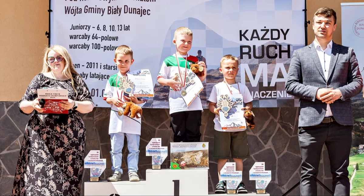 W kategorii do lat 6 wśród chłopców 1. miejsce zajął Piotr Mamczura (trzeci z lewej), 2. miejsce – Miłosz Cios (drugi z lewej). Fot. zbiory własne