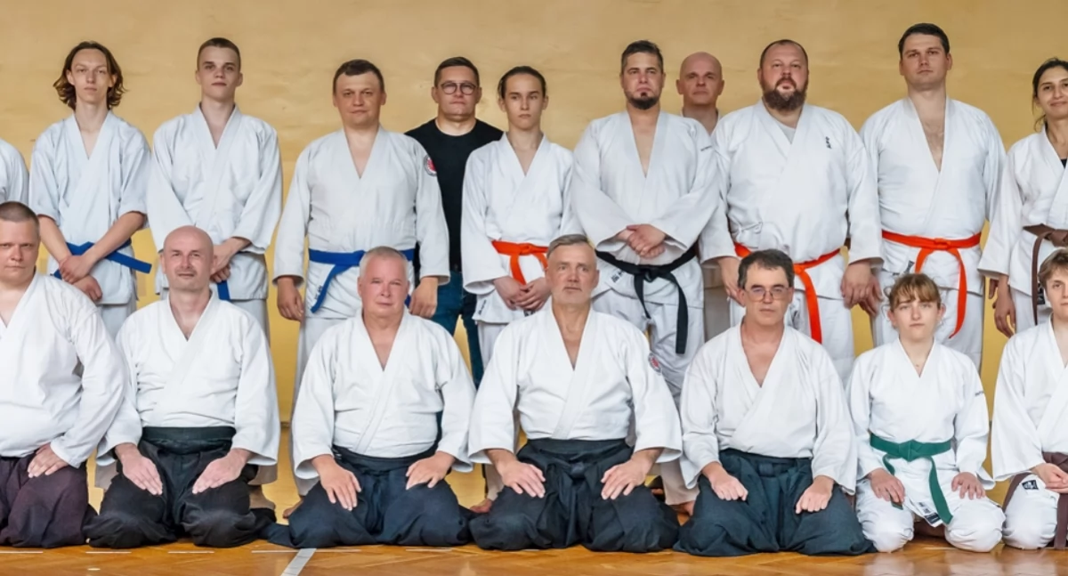 Polski mistrz aikido Ireneusz Kołodziejak (czwarty z lewej w dolnym rzędzie) przybył nad San na zaproszenie Stowarzyszenia Sportowego „Kinsen” Przemyśl, którego prezesem jest sensei Rafał Żeglecki (trzeci z prawej w dolnym rzędzie). Fot. Kacper Pofelski