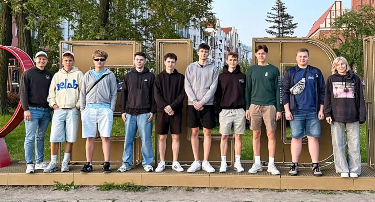 Reprezentacja unihokeistów z I LO w Przemyślu zajęła w Elblągu najgorsze dla sportowców, 4. miejsce. Fot. zbiory własne