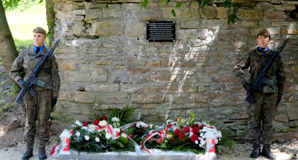 Tablica poświęcona pamięci Kurpielów./Fot. Jacek Szwic