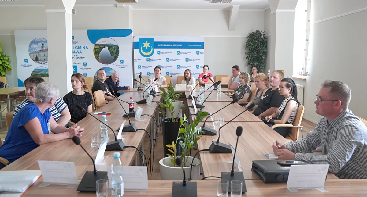Spotkanie projektowe w Urzedzie Miasta i Gminy Sieniawa./Fot. Caritas