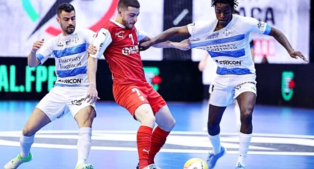 Tiago Correia (w środku) był jednym z liderów czołowej ekipy portugalskiej ekstraklasy, jej kapitanem, występującej w Lidze Mistrzów SC Bragi. Był, bo w sezonie 2025 - 2026 występować będzie w Texom Eurobusie Przemyśl. Fot. FTP