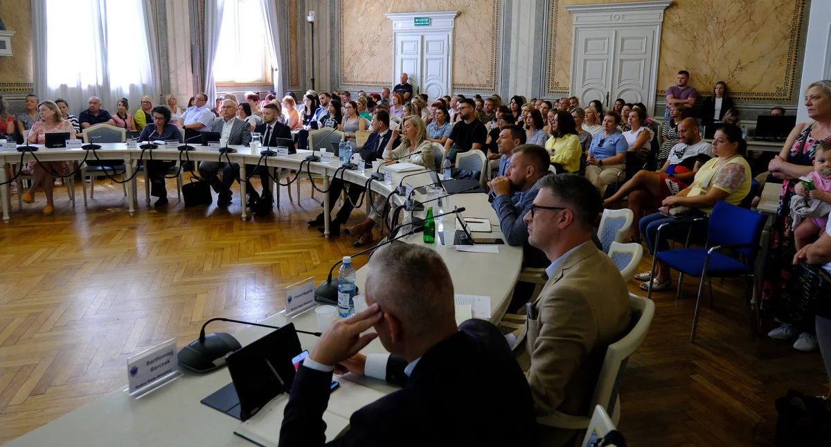 Na początku obrad była odpowiednia ilość radnych, po pewnym czasie część opuściła salę. Sesja została przerwana... Fot. Grzegorz Karnas/UM Przemyśl