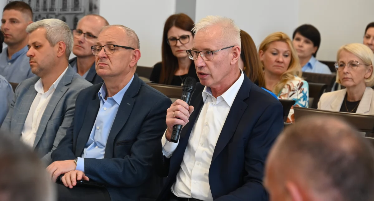 Temperatura dyskusji wzrosła podczas analizowania raportu o kondycji finansowej szpitala. – Strata szpitala za 2024 rok wynosi 3 mln 454 tys. 440 zł. Kapitału własnego już w zasadzie nie mamy. Wynosi nieco ponad 300 tysięcy, więc w kolejnych latach nie będzie możliwości pokrywania z niego strat. Będzie to obowiązkiem organu prowadzącego. Miejmy tego świadomość – mówił członek Społecznej Rady COM Wiesław Krystecki. / FOT. Starostwo Powiatowe w Jarosławiu