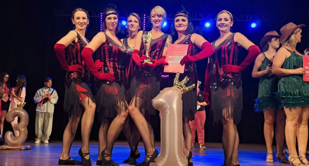 Reprezentantki przemyskiego Koralika 40 plus, które na Ogólnopolskim Festiwalu Tańca Fun & Dance wystąpiły w widowiskowym układzie w choreografii Doroty Pantuły-Ferlejko, zdaniem jurorów konkursu zasłużyły na 1. miejsce./ FOT. Zespół Taneczny Koralik
