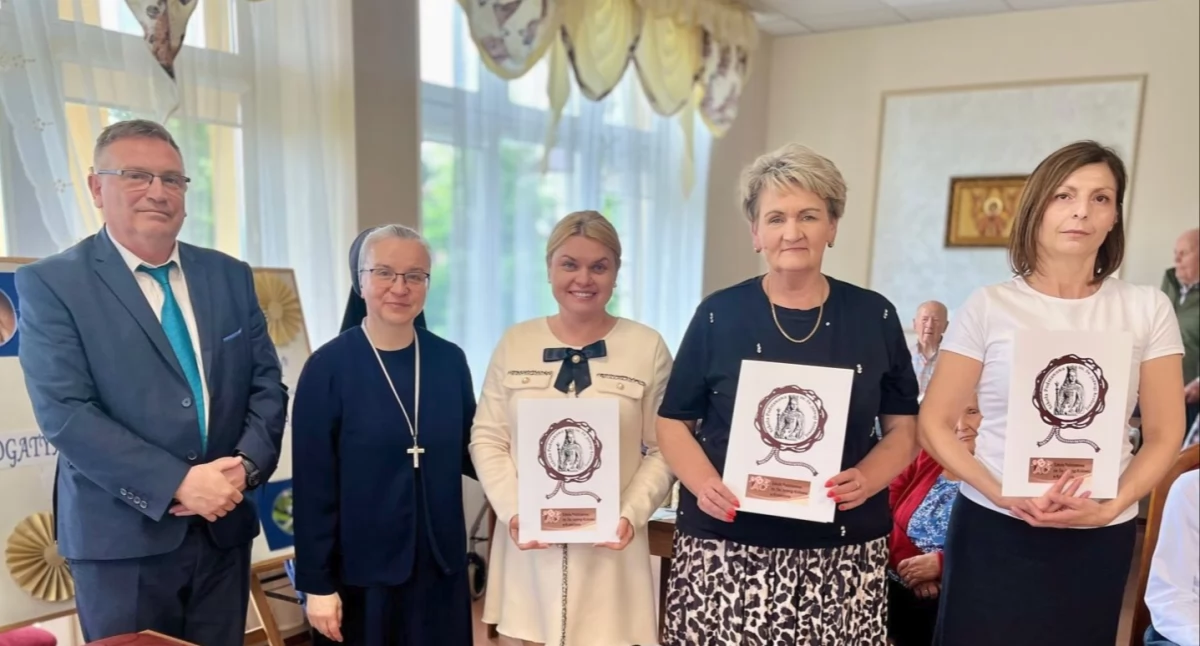 Wyjątkowe międzypokoleniowe piątki nie byłyby możliwe, gdyby nie zaangażowanie pedagogów, którzy pilnowali, by rozpoczęta dawno temu inicjatywa trwała – nauczycielek SP w Krasiczynie Katarzyny Ryniak, Marzanny Zachary i Renaty Garbarczyk./ FOT. SP w Krasiczynie