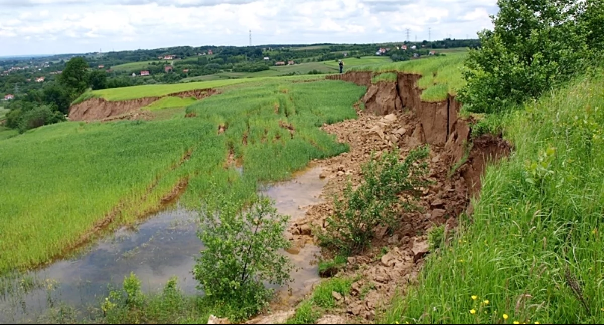 Osuwiska należą do najniebezpieczniejszych i najczęściej występujących geozagrożeń na terenie Polski. Fot. W. Rączkowski
