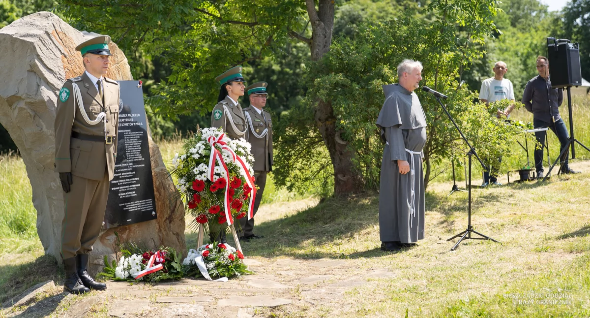 Pod tablicą przy kaplicy ukrzyżowania, poświęconą pamięci kapelanów katyńskich, odśpiewano hymn państwowy, złożono wieńce oraz znicze. Fot. BiOSG Przemyśl