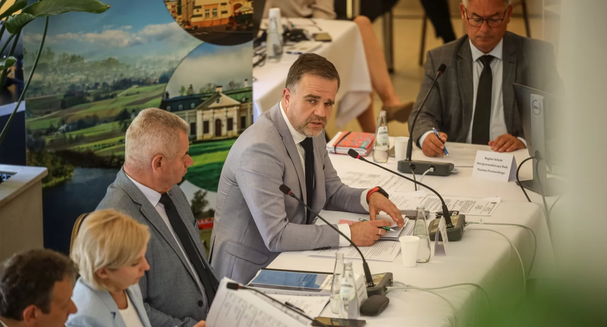 Radni, jednogłośną decyzją (18 obecnych na 19 radnych), przyznali zarządowi powiatu przeworskiego wotum zaufania i udzielili absolutorium. Fot. Starostwo Powiatowe w Przeworsku