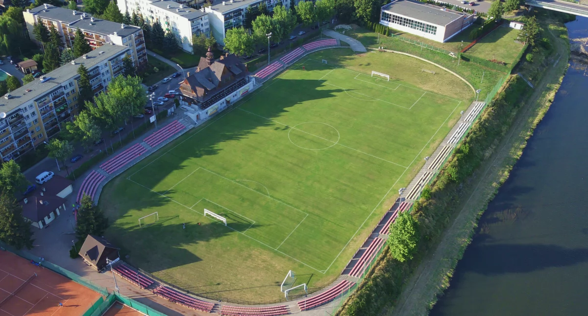 Płyta główna stadionu im. majora Mieczysława Słabego przy ul. 22 Stycznia w Przemyślu, na którym swoje mecze rozgrywa zespół Czuwaju, będzie miała lepsze oświetlenie. Fot. www.wikipedia.pl