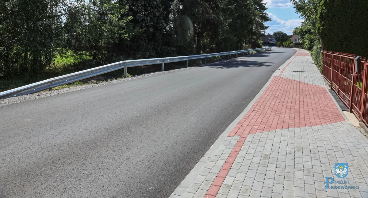 Ponad 1 km 200 m nowego asfaltowego „dywanika” mają już do dyspozycji kierowcy podróżujący trasą Przeworsk – Ujezna – Pełkinie. Trasą, która łączy dwa powiaty – jarosławski i przeworski. Fot. Starostwo Powiatowe w Przeworsku