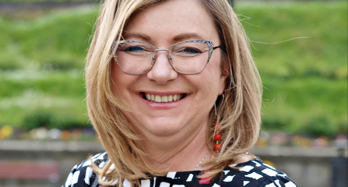 Wystarczy zaledwie 30 metrów bieżących siatki, dwie ławki dla opiekunów, dwie latarnie, bramka wejściowa ze śluzą, bo takie są konieczne przy urządzaniu psiego parku i miasto Przemyśl mogłoby się pochwalić pierwszym psim wybiegiem – powiedziała przemyska radna Anna Grad-Mizgała. Fot. Mariusz Godos