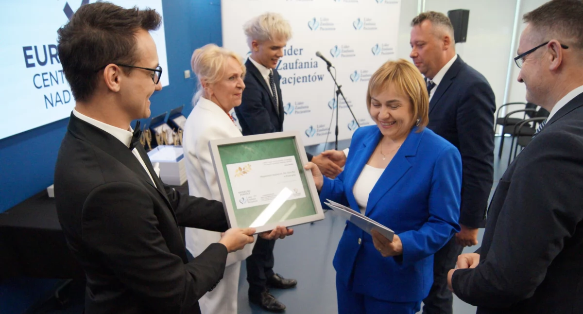 – Jestem dumna z naszego zespołu, który zyskał bardzo dobre opinie od jurorów – podsumowała przyznane wyróżnienie dr Barbara Stawarz, dyrektor Wojewódzkiego Szpitala im. św. Ojca Pio w Przemyślu, odbierając certyfikat./ FOT. WSzwP