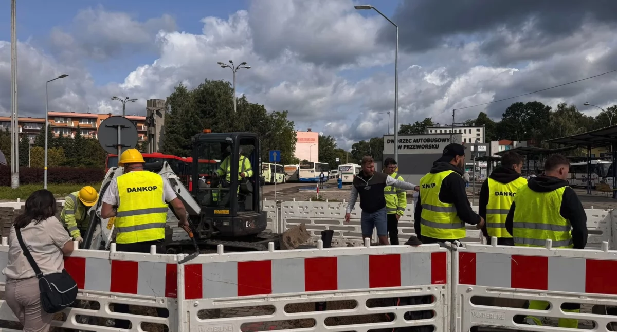 Prace archeologiczne i konserwatorskie na przeworskim dworcu nadzoruje Komisja Rabiniczna ds. Cmentarzy przy Związku Wyznaniowych Gmin Żydowskich RP oraz Podkarpacki Wojewódzki Konserwator Zabytków. Te remontowe po latach wyczekiwania ruszyły, co uznano za przełom w sprawie. Jednak warunki dotyczące ich prowadzenia się nie zmieniły. Spółka PKS Jarosław może realizować roboty wyłącznie na powierzchni gruntu, bez ingerowania w podłoże. /FOT. FB D. Łapa