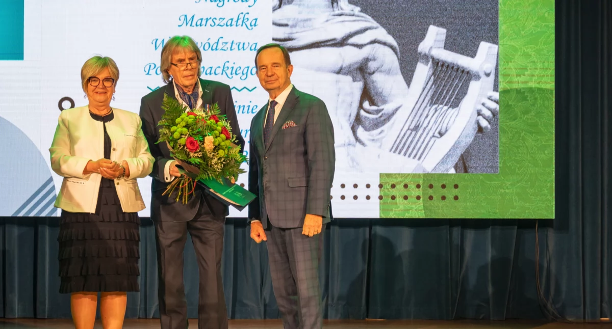 Srebrnym medalem „Zasłużony Kulturze Gloria Artis” uhonorowany został jarosławski malarz Wacław Kochanowicz. Odbierając nagrodę z rak wojewody podkarpackiego T. Kubas-Hul, artysta przyznał, że jest to ogromna radość i wyróżnienie móc dołączyć do osób zasłużonych dla kultury polskiej./ FOT. UMWP w Rzeszowie