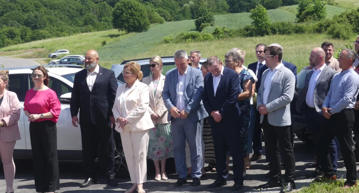 Uroczyste otwarcie drogi gminnej w Bachowie miało miejsce 18 czerwca i odbyło się z udziałem licznie zgromadzonych przedstawicieli władz samorządowych, powiatowych, wojewódzkich i parlamentarnych./ FOT. UG Krzywcza