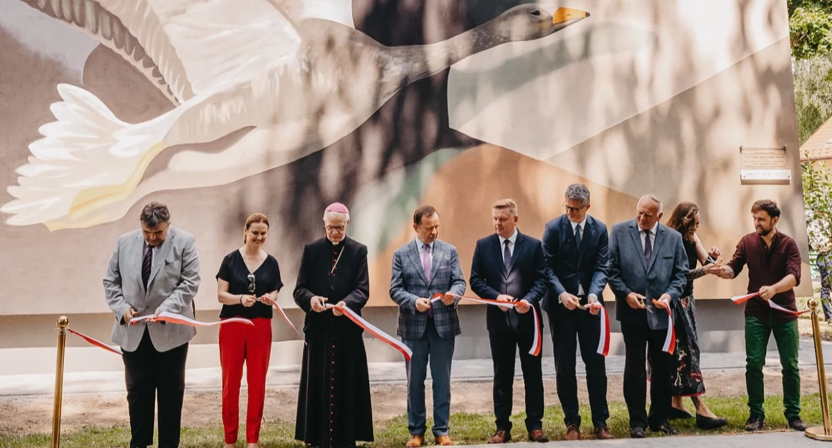 Wielkopowierzchniowy mural z wizerunkiem W. Dzieduszyckiego ozdobił ścianę bloku mieszkalnego przy ul. Księdza Stanisława Gajeckiego w Zarzeczu./ FOT. UG Zarzecze