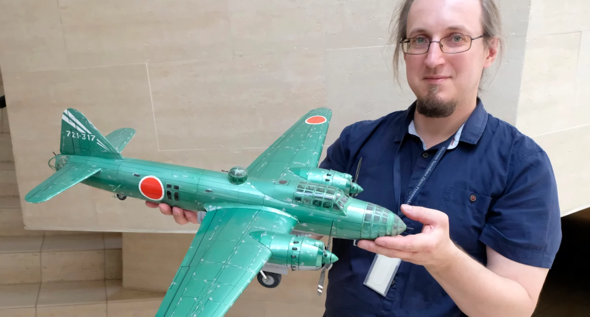 Tomasz Król prezentuje jeden z modeli – japoński samolot wielosilnikowy Mitsubishi G4M2 Betty./Fot. Jacek Szwic 
