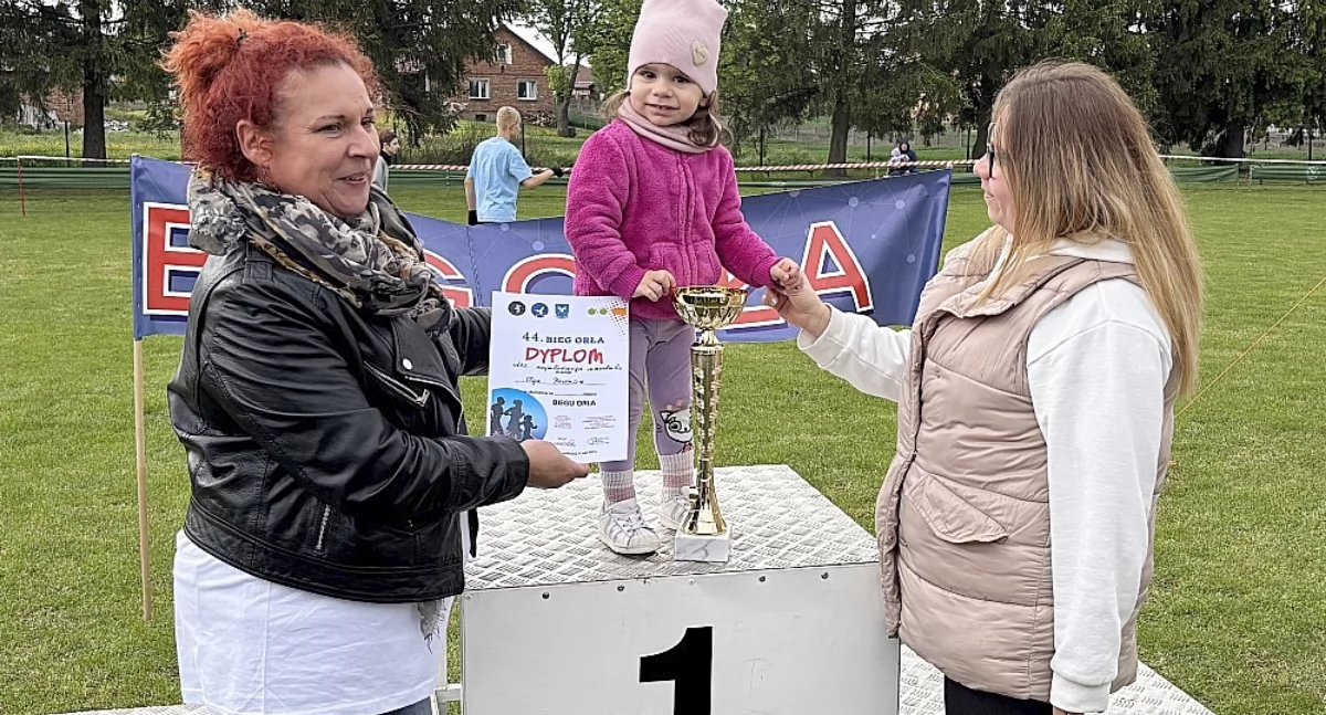 Najmłodszą uczestniczką 44. edycji Biegu Orła była Iga Bednarz, która odebrała zasłużony puchar i dyplom. Fot. UG Orły