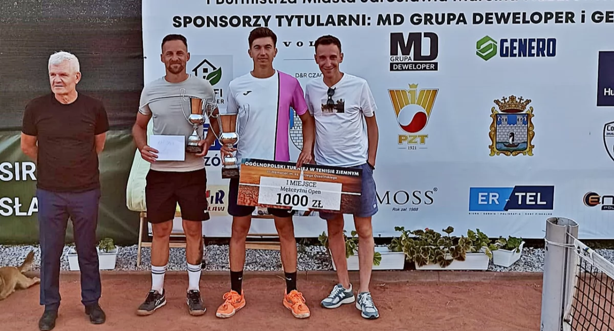 W kategorii open mężczyzn zwyciężył Przemysław Środa z Niska (drugi z prawej), pokonując w finale Leszka Września z Warszawy.  Pierwszy z lewej główny organizator imprezy Janusz Cach. Fot. zbiory własne