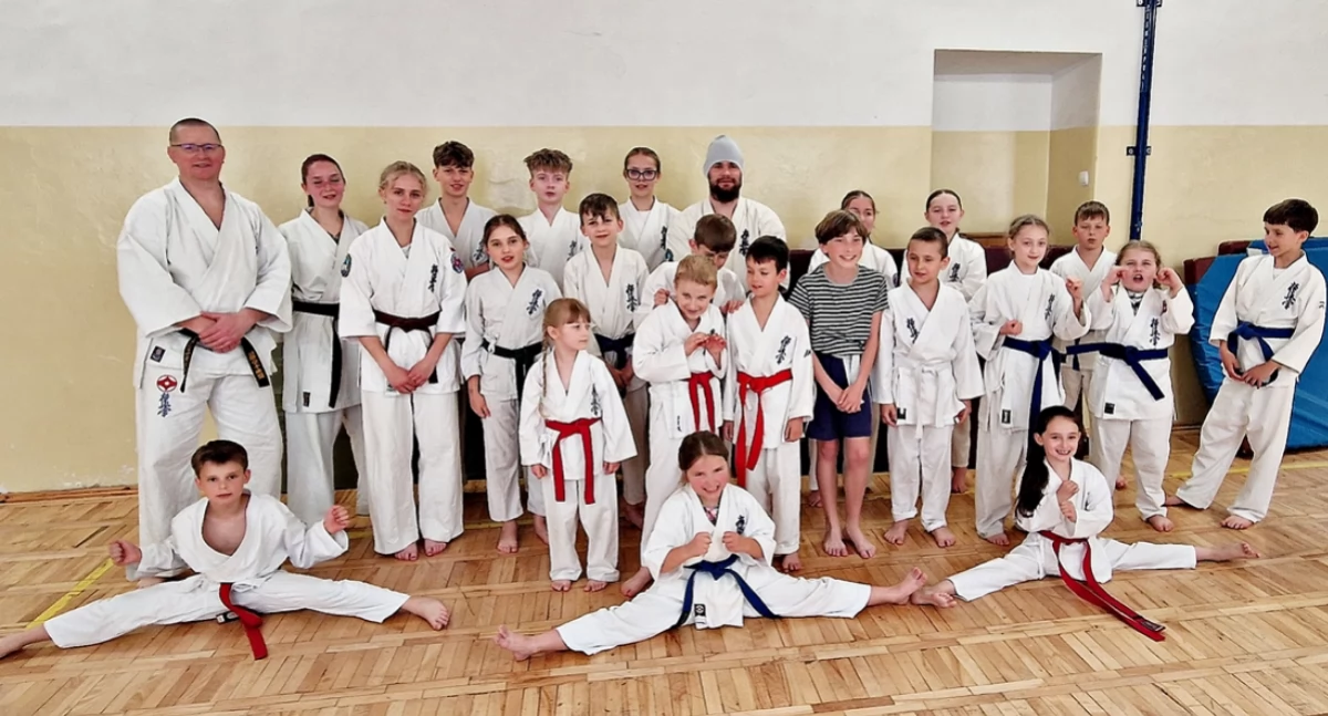 Ze spotkania z mistrzem Europy Grzegorzem Kędzierskim (w czapce) skorzystali młodsi i starsi członkowie przemyskiego klubu „Hammer Kyokushindojo”. Fot. zbiory własne