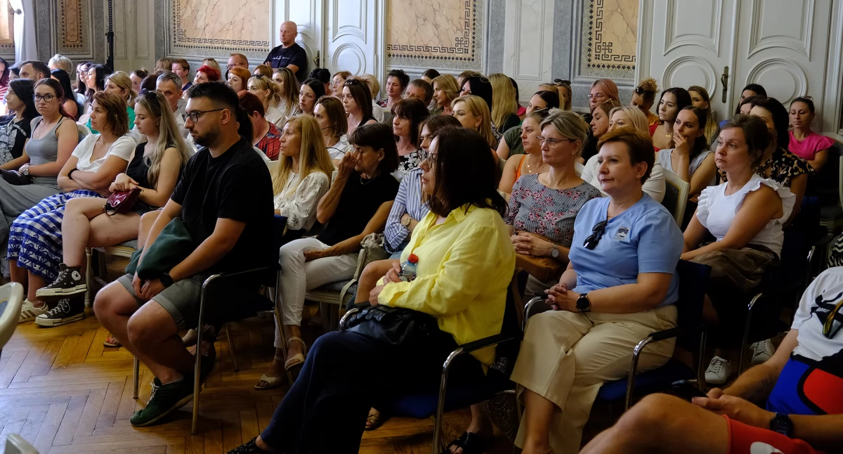 Po raz pierwszy od wielu miesięcy sala obrad przemyskiego magistratu pękała w szwach. Na sesję przybyli dyrektorzy placówek oświatowych, nauczyciele i wielu rodziców, którzy byli i są przeciwni łączeniu przemyskich szkół podstawowych z przedszkolami. Atmosfera była gęsta i gorąca... Fot. Grzegorz Karnas/UM Przemyśl
