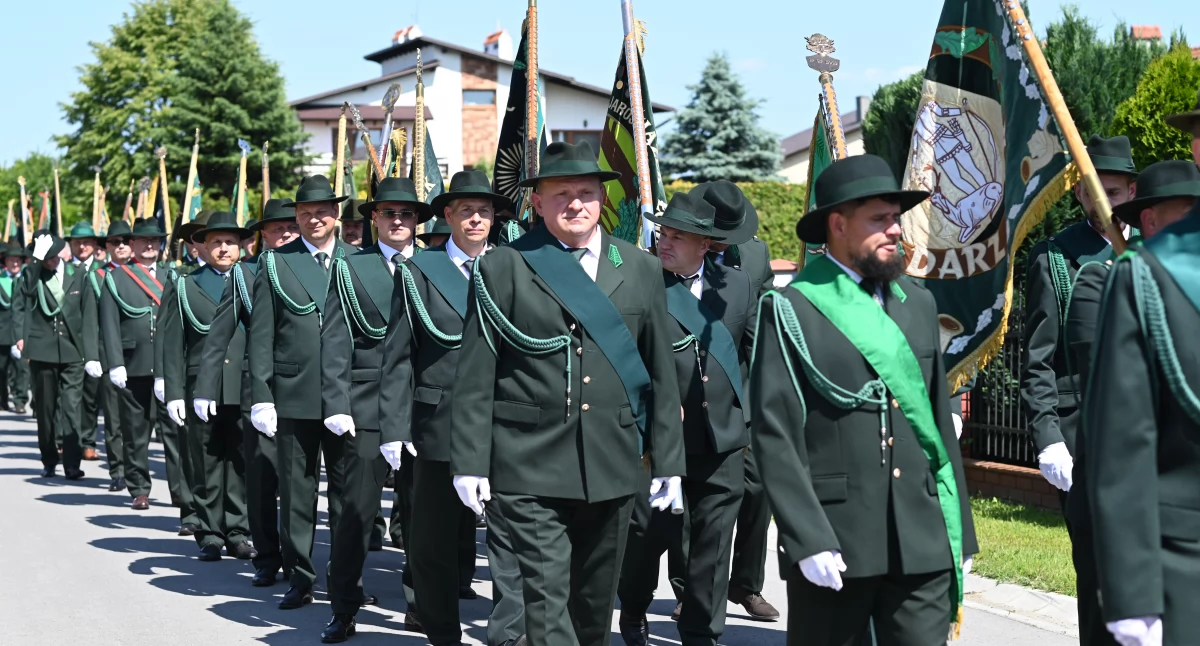 Po mszy nastąpił uroczysty przemarsz pocztów sztandarowych pod scenę, która znajdowała się na terenie Urzędu Gminy Tryńcza./Fot.zw