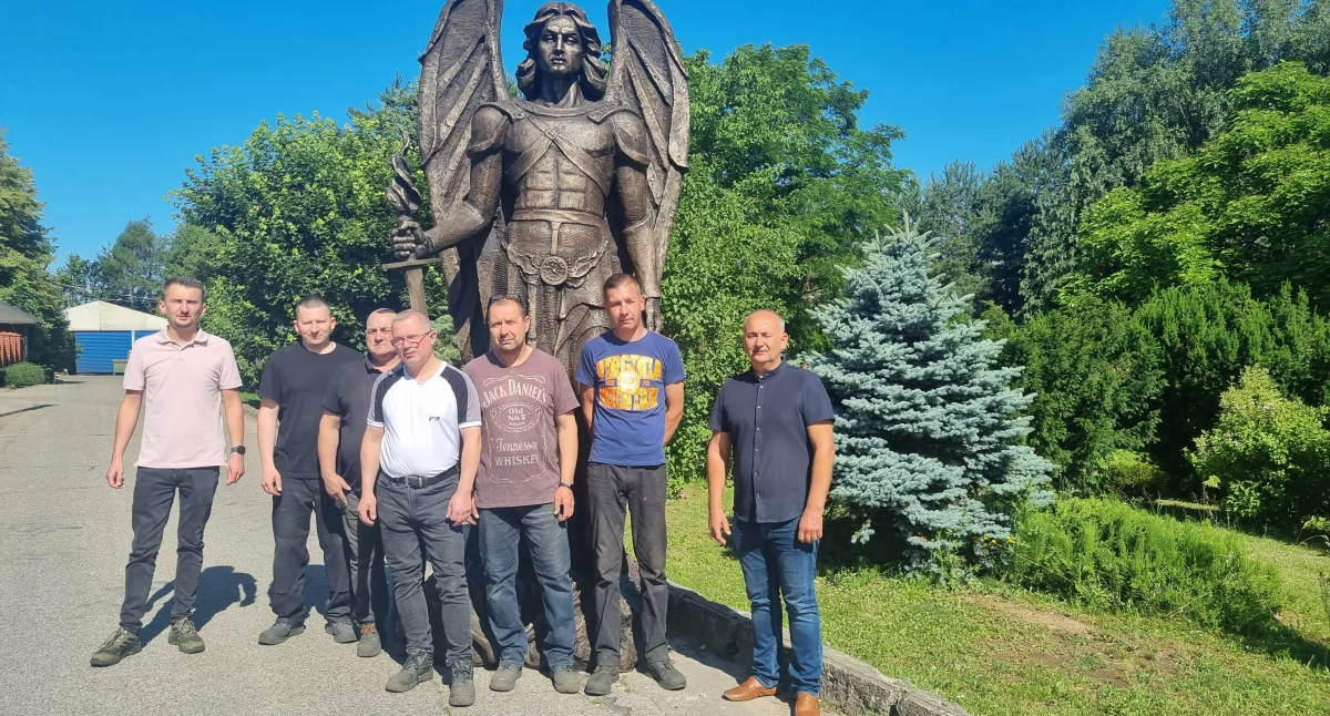 W wykonaniu pomnika brało udział siedmiu pracowników. Na zdjęciu przy monumencie stoją także właściciele firmy Marek Kawiński (pierwszy z prawej) i Michał Kawiński (pierwszy z lewej)./Fot. Artur Wilgucki